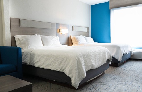 Hiawassee Hotel | Inviting Holiday Inn Express & Suites Hiawassee with Pool
