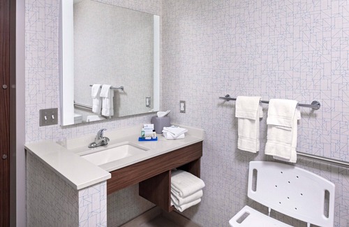 Madison Hotel | Inviting Holiday Inn Express & Suites Madison: Top Amenities!