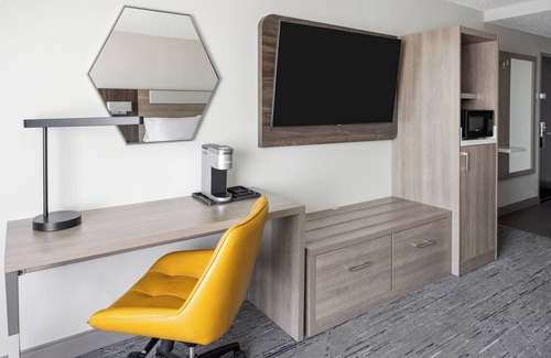 Newberry Hotel | Inviting Holiday Inn Express & Suites Newberry with Pool