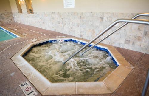 Northwood Hotel | Pet-Friendly Holiday Inn Express & Suites Northwood Awaits