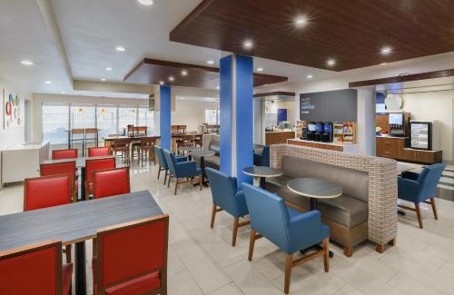 Oakhurst Hotel | Explore Holiday Inn Express Oakhurst-Yosemite: Pet Friendly!