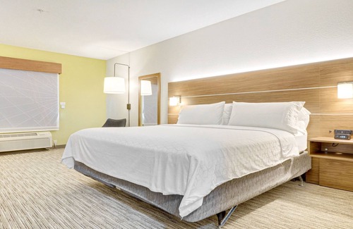 Portland Hotel | Guest Rated 9.2: Holiday Inn Express & Suites Portland