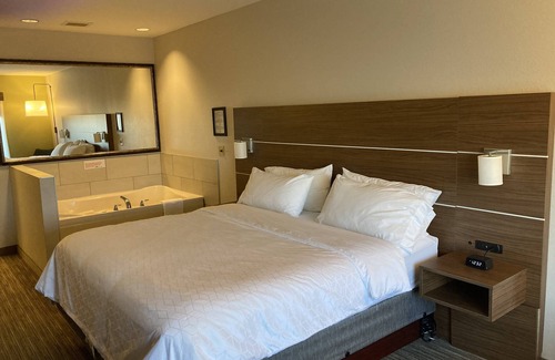 Portland Hotel | Guest Rated 9.2: Holiday Inn Express & Suites Portland