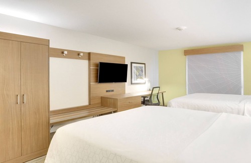 Portland Hotel | Guest Rated 9.2: Holiday Inn Express & Suites Portland
