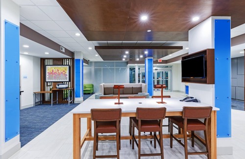 Purcell Hotel | Comfortable Holiday Inn Express & Suites Purcell: Guest Rated 9.6