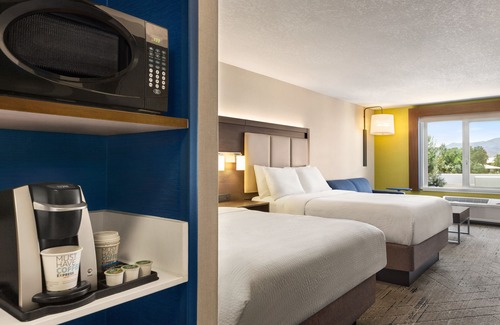 Redding Hotel | Comfortable Stay at Holiday Inn Express & Suites Redding
