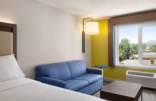 Redding Hotel | Comfortable Stay at Holiday Inn Express & Suites Redding