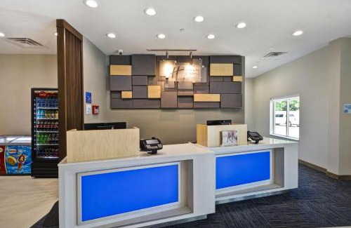 El Lago Hotel | Family-Friendly Stay at Holiday Inn Express Houston NASA