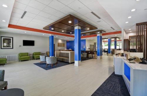 El Lago Hotel | Family-Friendly Stay at Holiday Inn Express Houston NASA