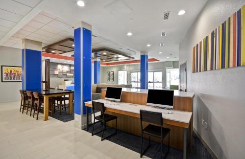 El Lago Hotel | Family-Friendly Stay at Holiday Inn Express Houston NASA