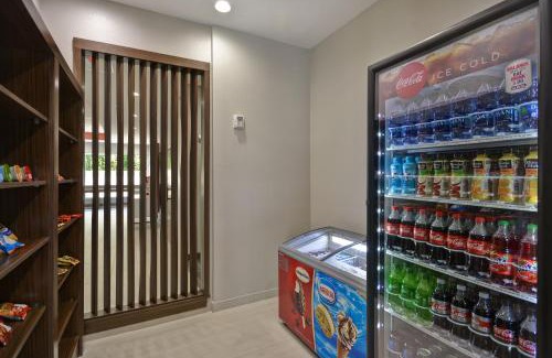 El Lago Hotel | Family-Friendly Stay at Holiday Inn Express Houston NASA