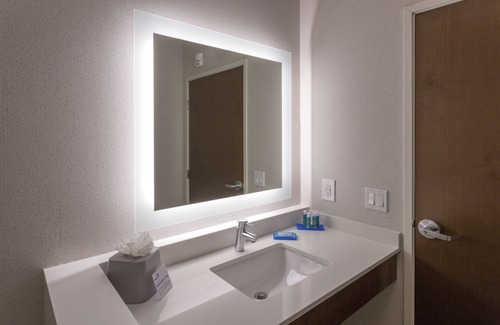 Southcenter Hotel | Top-Rated Holiday Inn Express & Suites in Tukwila, WA