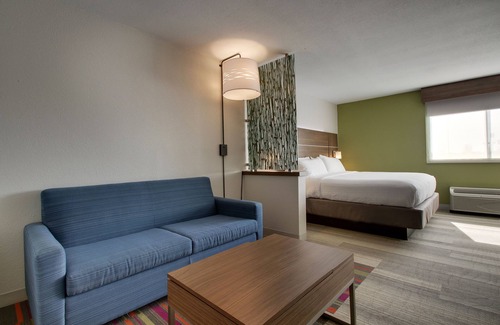 Wapakoneta Hotel | Comfortable Stay at Holiday Inn Express & Suites Wapakoneta