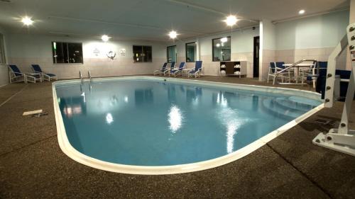 Haubstadt Hotel | Convenient Holiday Inn Express & Suites Evansville North