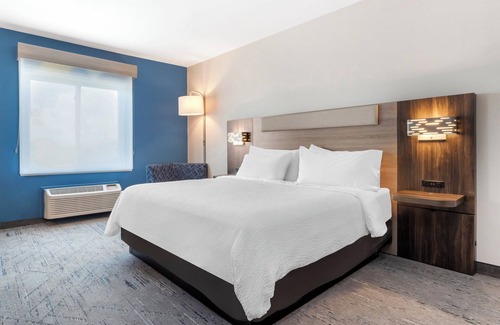 Alice Hotel | Discover Holiday Inn Express & Suites Alice: Family-Friendly Stay