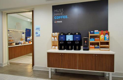 Brady Hotel | Pet Friendly Stay at Holiday Inn Express & Suites Brady