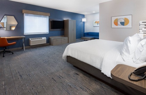 Monaca Hotel | Discover Holiday Inn Express & Suites with Pool and Breakfast