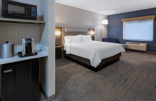 Monaca Hotel | Discover Holiday Inn Express & Suites with Pool and Breakfast