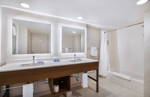 Langley Hotel | Top-Rated Holiday Inn Express & Suites Langley with Pool