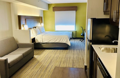 Halton Regional Municipality Hotel | Welcoming Holiday Inn Express & Suites Milton with Pool Access