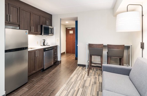 Halton Regional Municipality Hotel | Welcoming Holiday Inn Express & Suites Milton with Pool Access