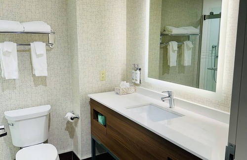 Halton Regional Municipality Hotel | Welcoming Holiday Inn Express & Suites Milton with Pool Access