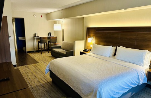 Halton Regional Municipality Hotel | Welcoming Holiday Inn Express & Suites Milton with Pool Access