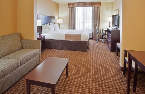Dinuba Hotel | Discover Holiday Inn Express & Suites Dinuba West Today!