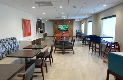 Elyria Hotel | Comfortable Getaway at Holiday Inn Express & Suites Elyria