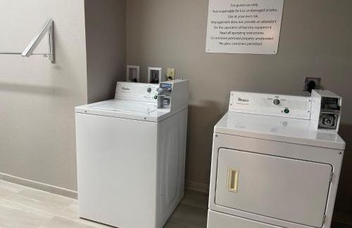 Elyria Hotel | Comfortable Getaway at Holiday Inn Express & Suites Elyria