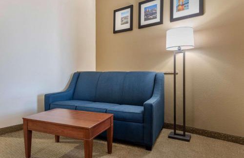 Mount Saint Joseph Hotel | Modern Comfort Suites Near Cincinnati Airport with Pool Access