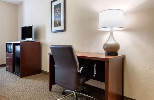 Mount Saint Joseph Hotel | Modern Comfort Suites Near Cincinnati Airport with Pool Access