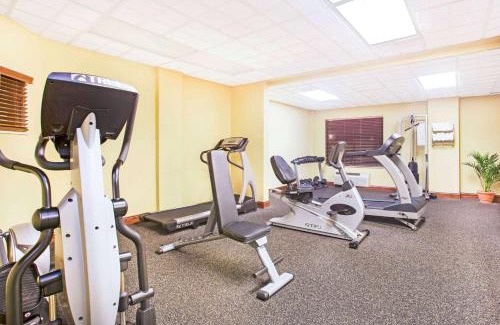 College Park Hotel | Experience Comfort at Holiday Inn Express & Suites Mobile