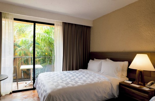 Celaya Hotel | Cozy Retreat at Holiday Inn Express & Suites Celaya