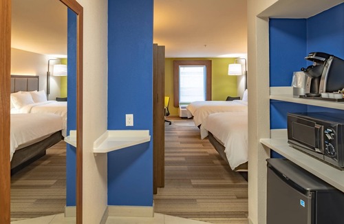 West Hotel | Discover Comfort at Holiday Inn Express & Suites N Waco Area