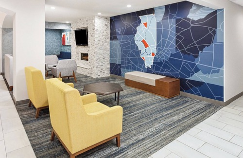 Pekin Hotel | Top-Rated Holiday Inn Express & Suites Pekin - Family-Friendly Stay