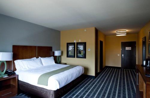Perry Hotel | Discover Holiday Inn Express & Suites: Family-Friendly Comfort