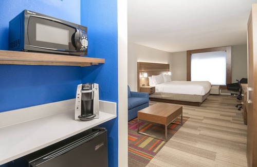 Plano Hotel | Comfortable Retreat at Holiday Inn Express & Suites Plano West