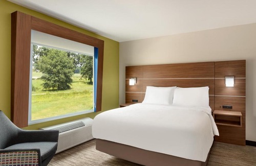 Searcy Hotel | Comfortable Stay at Holiday Inn Express & Suites Searcy
