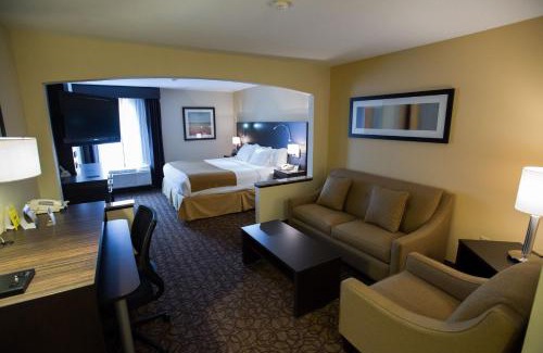 Topeka Hotel | Discover Holiday Inn Express & Suites Topeka West I-70