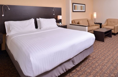 Topeka Hotel | Experience Comfort at Holiday Inn Express & Suites Topeka