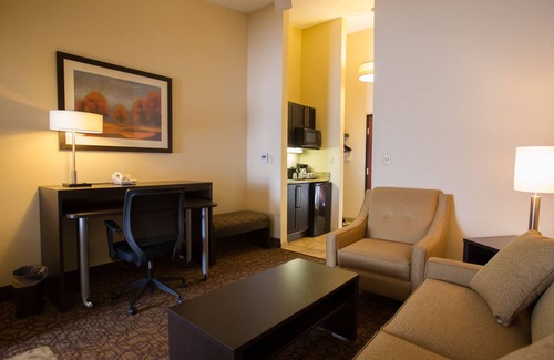 Topeka Hotel | Experience Comfort at Holiday Inn Express & Suites Topeka