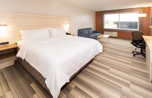 Auburn Hotel | Welcoming Holiday Inn Express & Suites Auburn with Pool & Spa