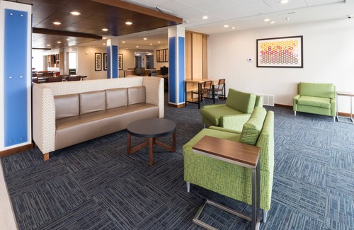 Auburn Hotel | Welcoming Holiday Inn Express & Suites Auburn with Pool & Spa