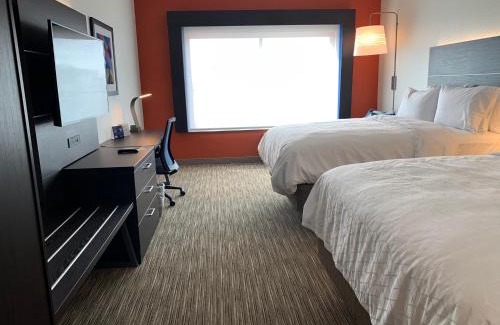 Chambers Heights Hotel | Pet-Friendly Holiday Inn Express near Aurora Medical Campus