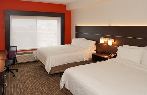 Chambers Heights Hotel | Top-Rated Holiday Inn Express & Suites near Aurora Medical Campus
