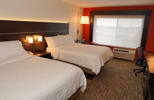 Chambers Heights Hotel | Top-Rated Holiday Inn Express & Suites near Aurora Medical Campus