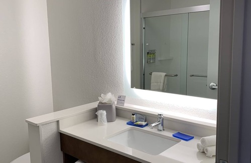 Chambers Heights Hotel | Top-Rated Holiday Inn Express & Suites near Aurora Medical Campus