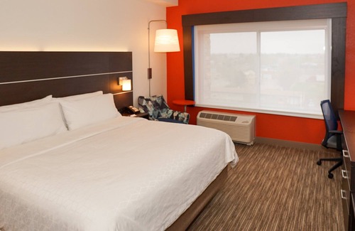 Chambers Heights Hotel | Top-Rated Holiday Inn Express & Suites near Aurora Medical Campus