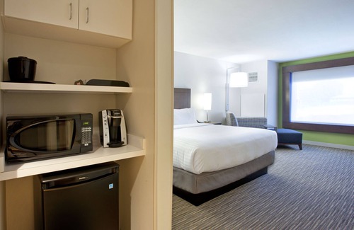 Red River Cultural District Hotel | Discover Holiday Inn Express & Suites Austin Downtown